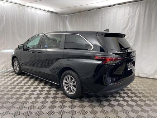 2024 Toyota Sienna LE