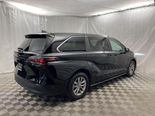 2024 Toyota Sienna LE