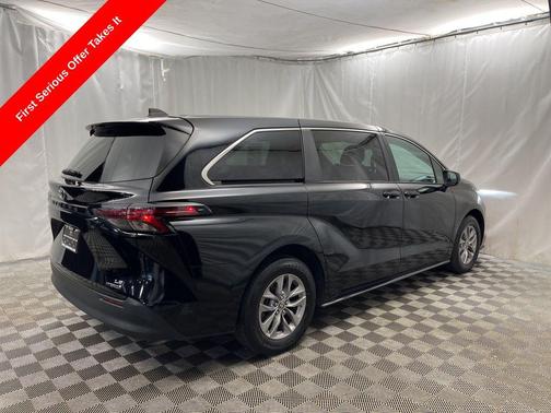 2024 Toyota Sienna LE