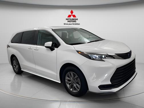 Ice Cap 2024 Toyota Sienna LE