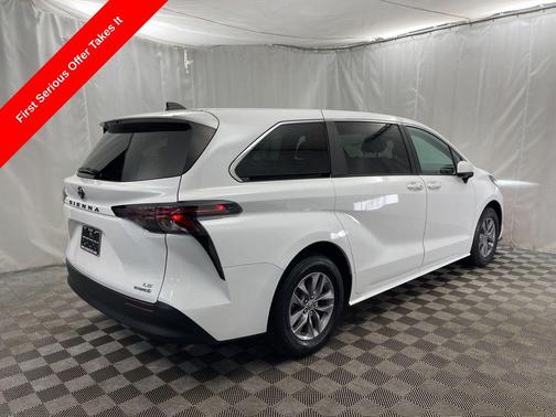 2024 Toyota Sienna LE