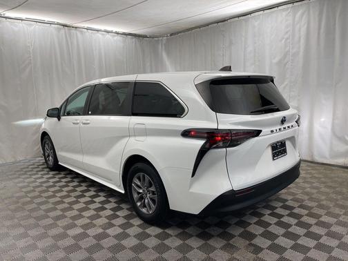 2024 Toyota Sienna LE