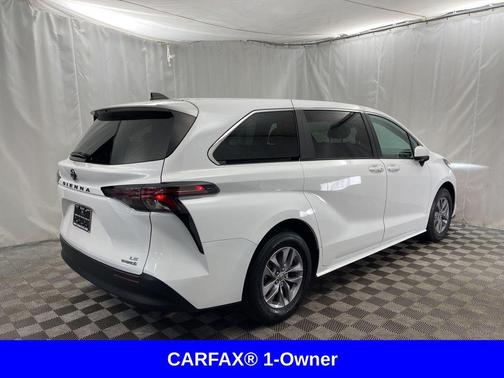 2024 Toyota Sienna LE