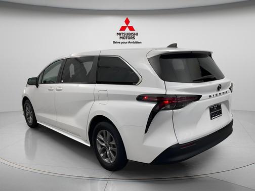 Ice Cap 2024 Toyota Sienna LE