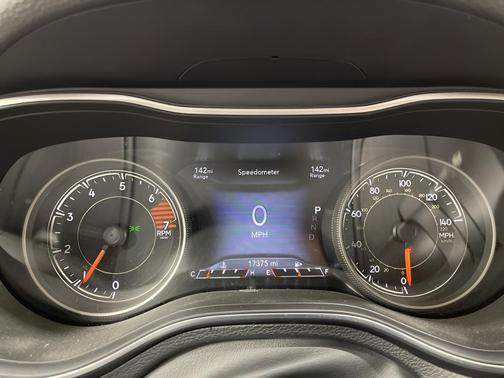 Bright White Clearcoat 2023 Jeep Cherokee Altitude