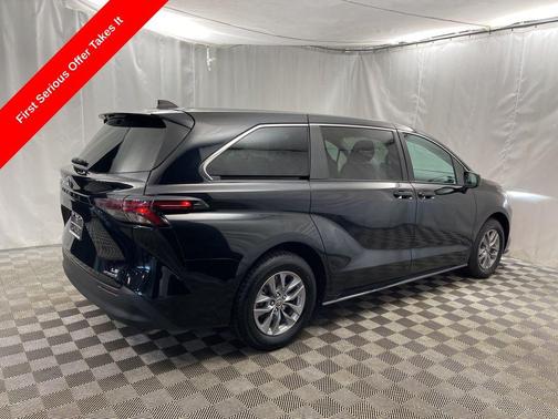 2024 Toyota Sienna LE