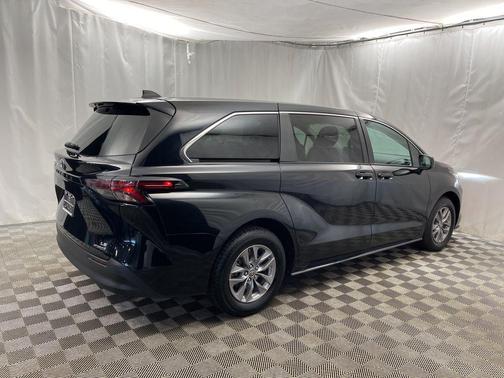2024 Toyota Sienna LE
