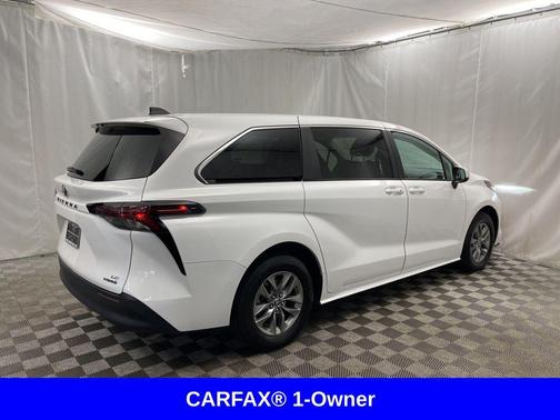 2024 Toyota Sienna LE