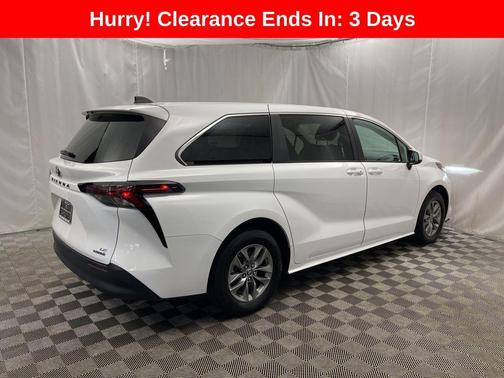 2024 Toyota Sienna LE