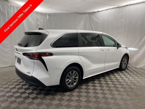 2024 Toyota Sienna LE