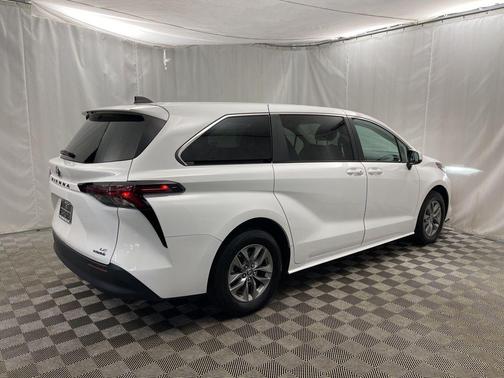 2024 Toyota Sienna LE