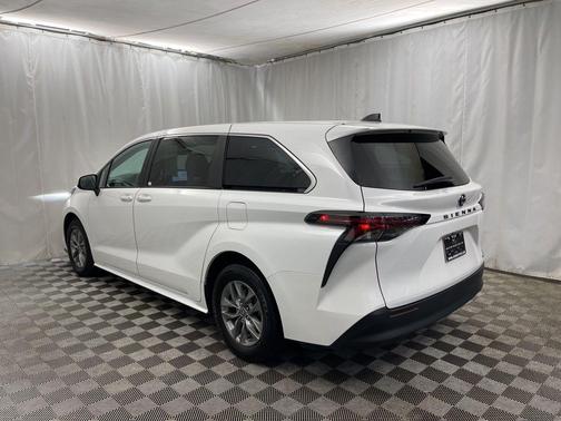 2024 Toyota Sienna LE