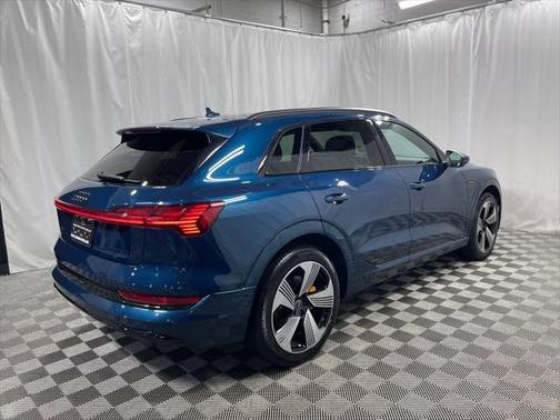 2022 Audi e-tron Premium Plus