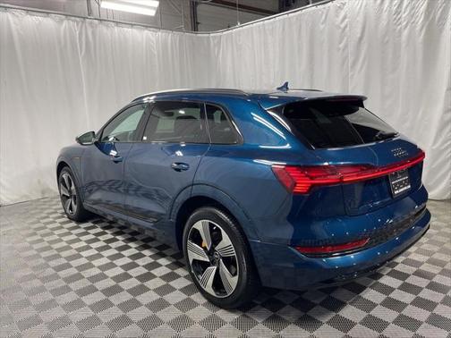 2022 Audi e-tron Premium Plus
