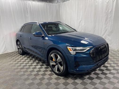 2022 Audi e-tron Premium Plus