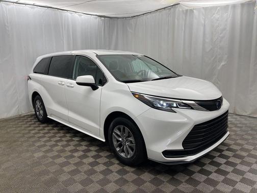 2024 Toyota Sienna LE