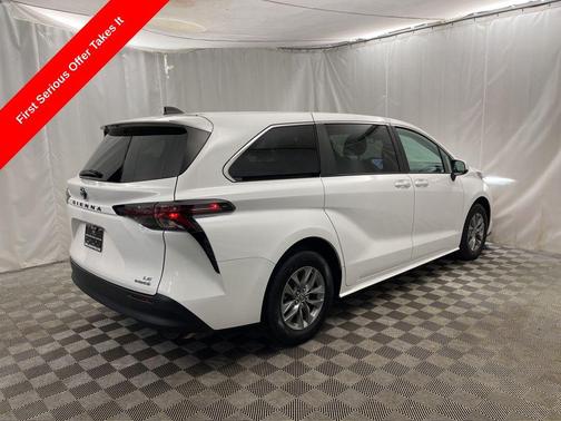 2024 Toyota Sienna LE