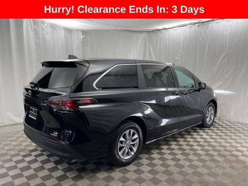 2024 Toyota Sienna LE