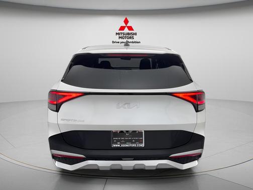 Snow White Pearl 2025 Kia Sportage LX
