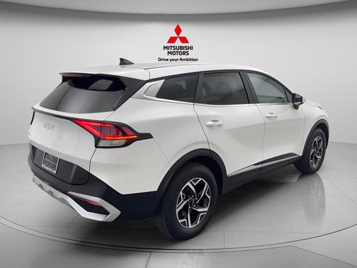 Snow White Pearl 2025 Kia Sportage LX
