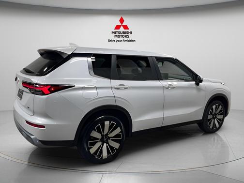 White Diamond 2026 Mitsubishi Outlander SE 1.5T S-AWC
