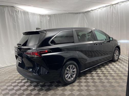 2024 Toyota Sienna LE