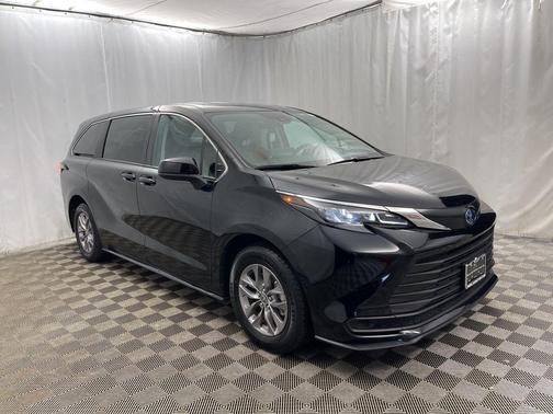 2024 Toyota Sienna LE