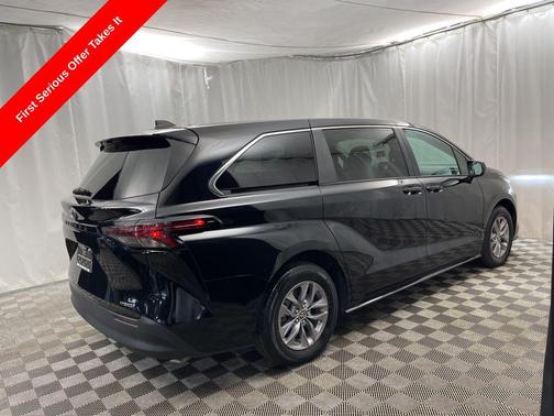 2024 Toyota Sienna LE