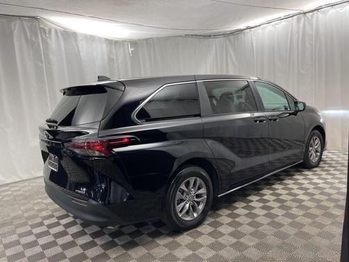 2024 Toyota Sienna LE