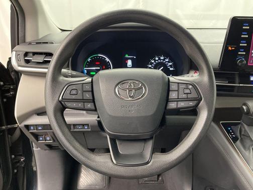 2024 Toyota Sienna LE