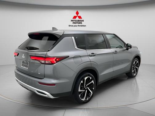 Gray 2024 Mitsubishi Outlander SE 2.5 S-AWC