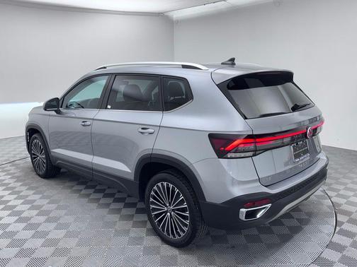 Silver Metallic 2025 Volkswagen Taos 1.5T SE