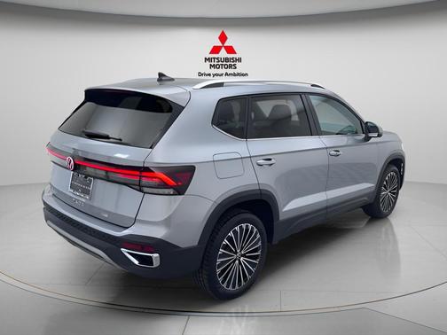 Silver Metallic 2025 Volkswagen Taos 1.5T SE