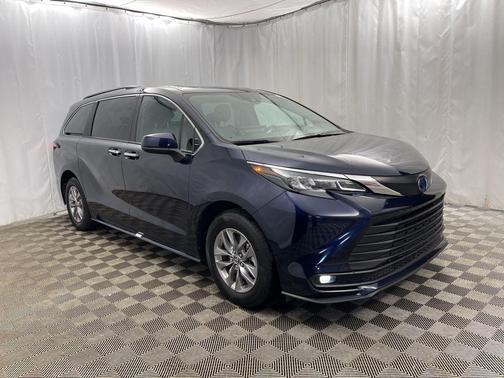 2025 Toyota Sienna XLE