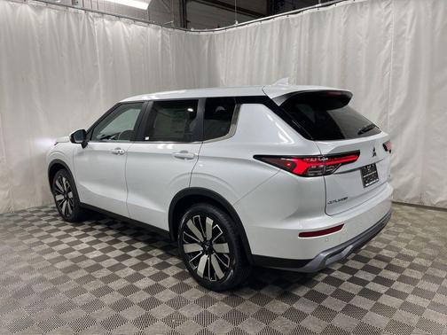 White Diamond 2026 Mitsubishi Outlander SE 1.5T S-AWC