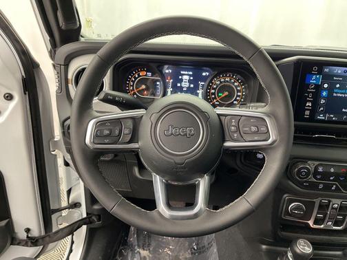 2025 Jeep Wrangler 4-Door Sahara 4x4