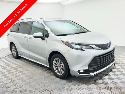 2025 Toyota Sienna XLE