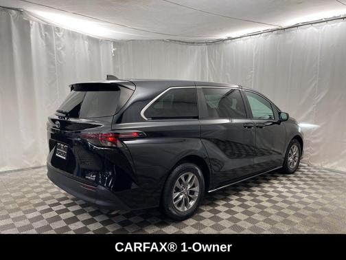 2024 Toyota Sienna LE