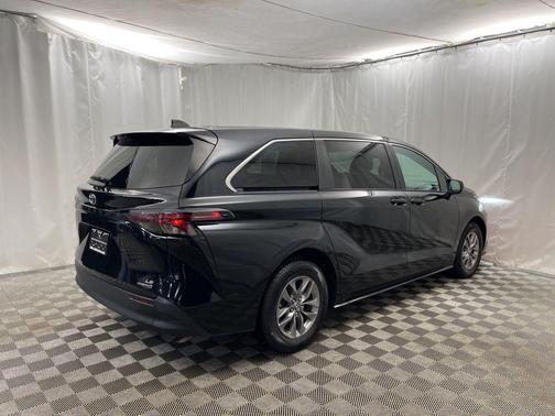 2024 Toyota Sienna LE