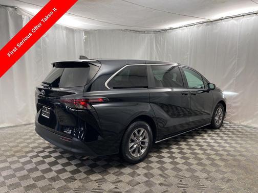 2024 Toyota Sienna LE