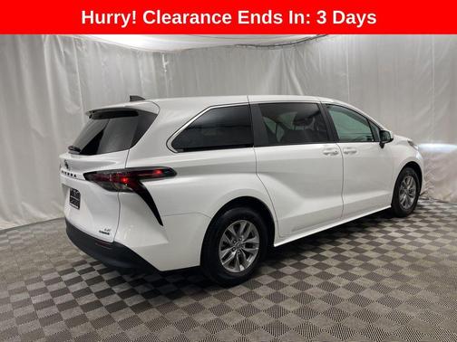 2024 Toyota Sienna LE