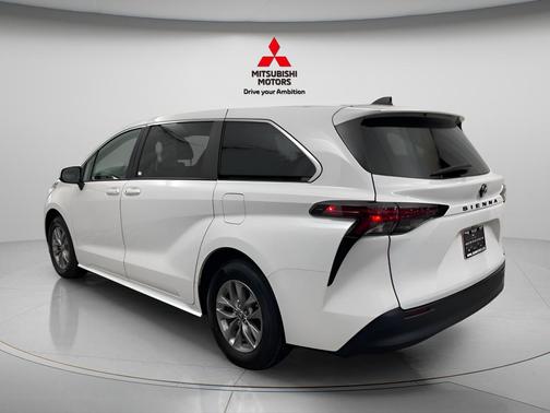 2024 Toyota Sienna LE
