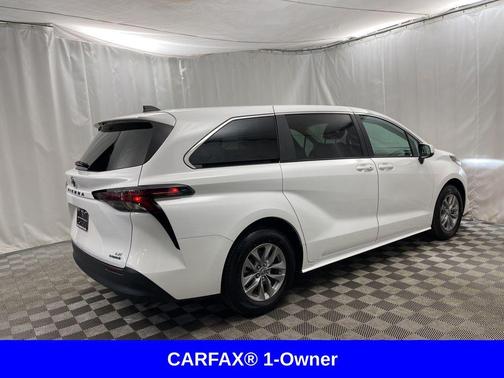 2024 Toyota Sienna LE