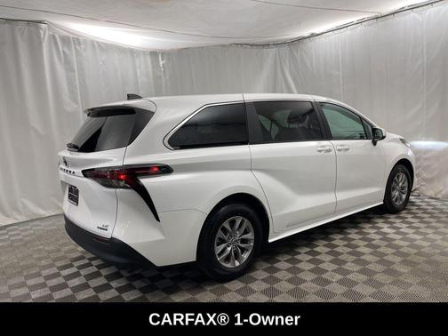 2024 Toyota Sienna LE