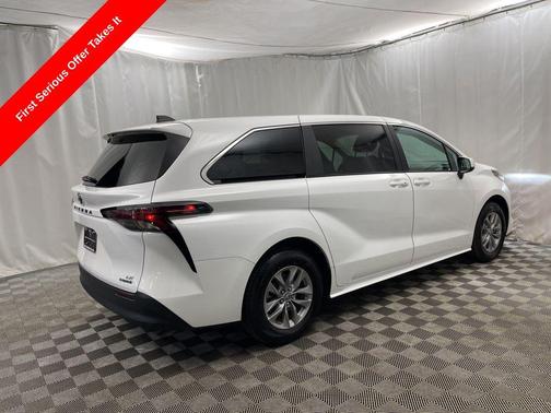 2024 Toyota Sienna LE