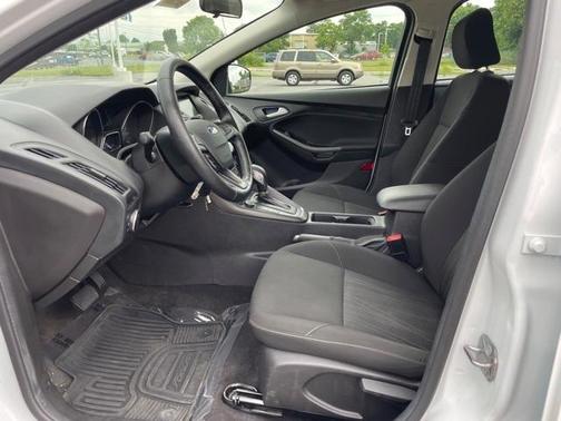 Photo 5 of 32 of 2017 Ford Focus SEL