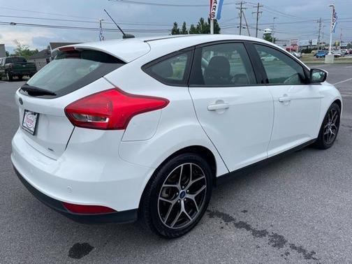 Photo 4 of 32 of 2017 Ford Focus SEL