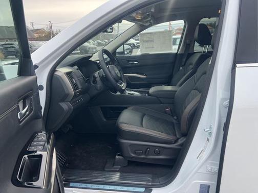 2025 Nissan Pathfinder Platinum 4WD