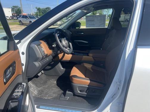 2025 Nissan Pathfinder Platinum 4WD