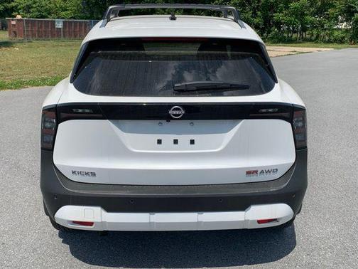 Aspen White Tricoat 2026 Nissan Kicks SR